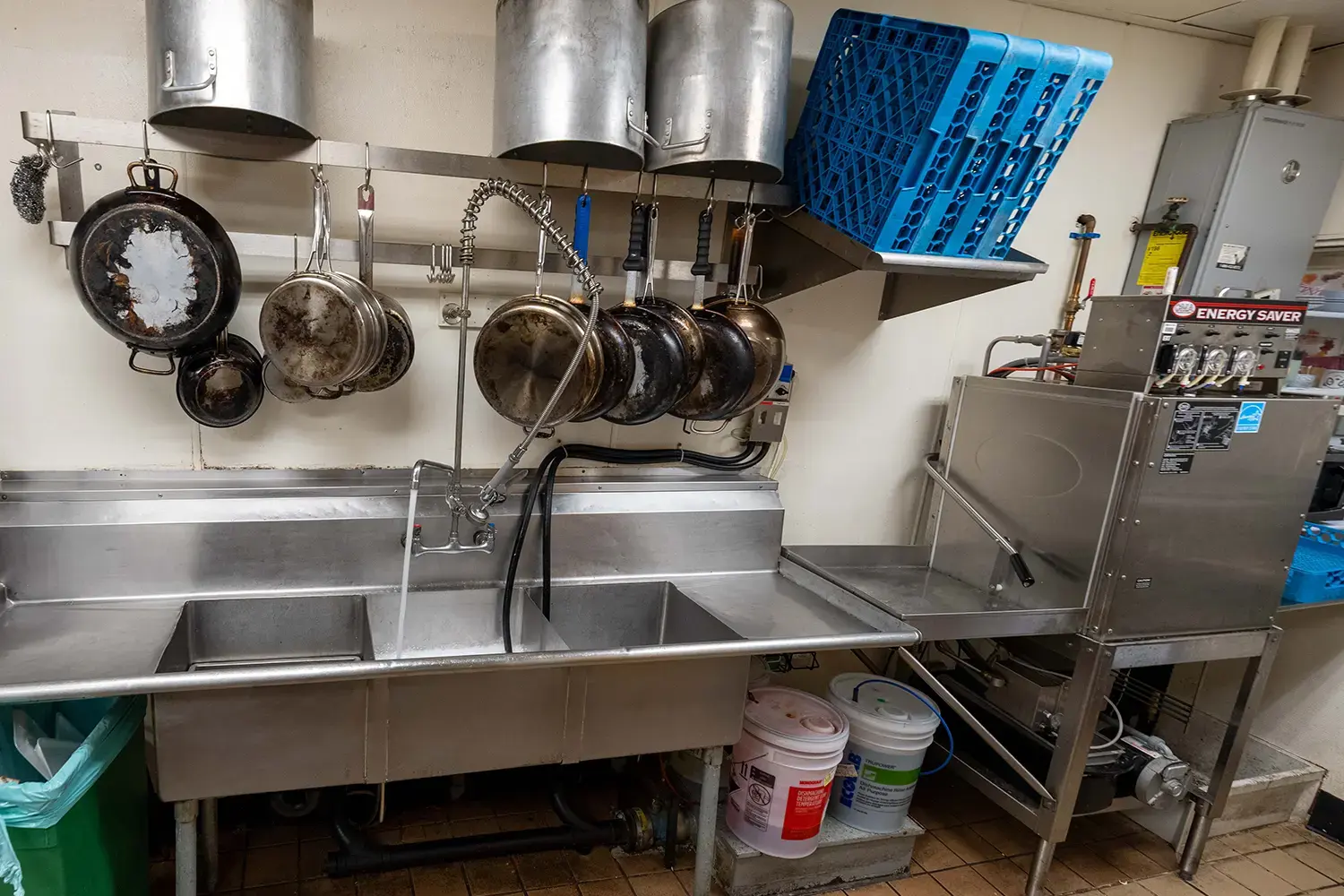 An image of a commercial dishwashing station